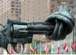 The “Knotted Gun” sculpture, by Swedish artist Carl Fredrik Reutersward, on display at the Visitors’ Plaza at U.N. headquarters in New York. (Amnesty.org)